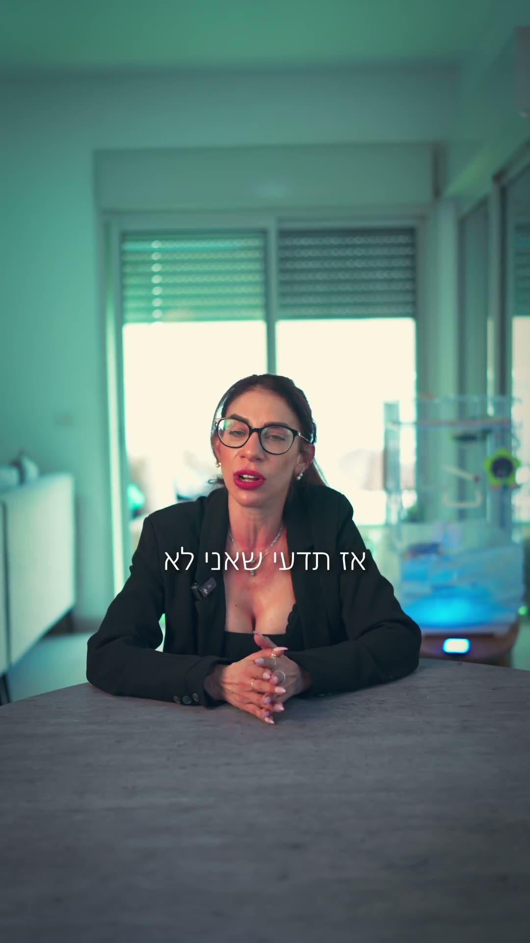 רינת מסיקה מדברת אל המצלמה
